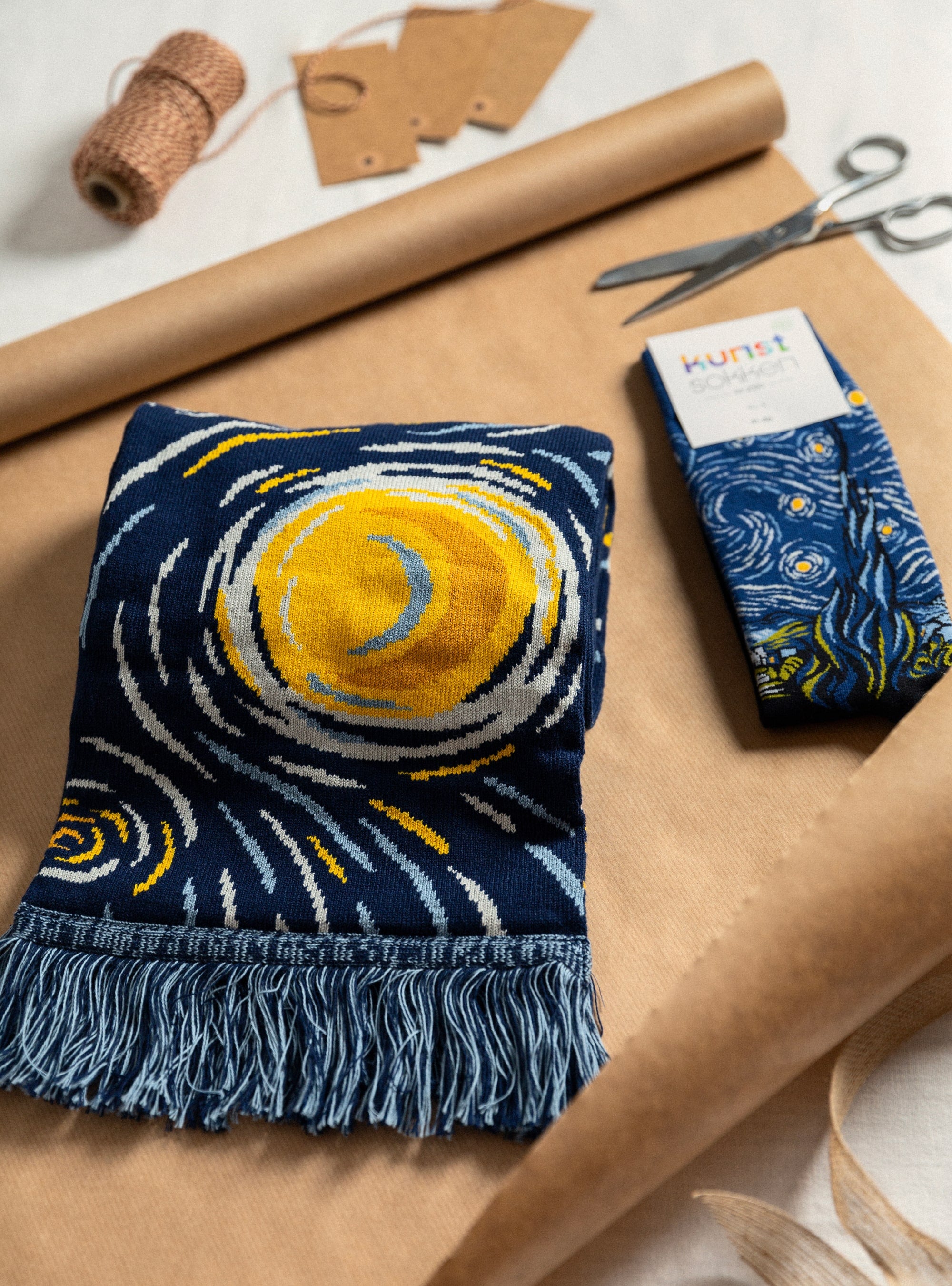 Sterrennacht sjaal in stijlvolle cadeauverpakking, geïnspireerd door Van Gogh's iconische werk.