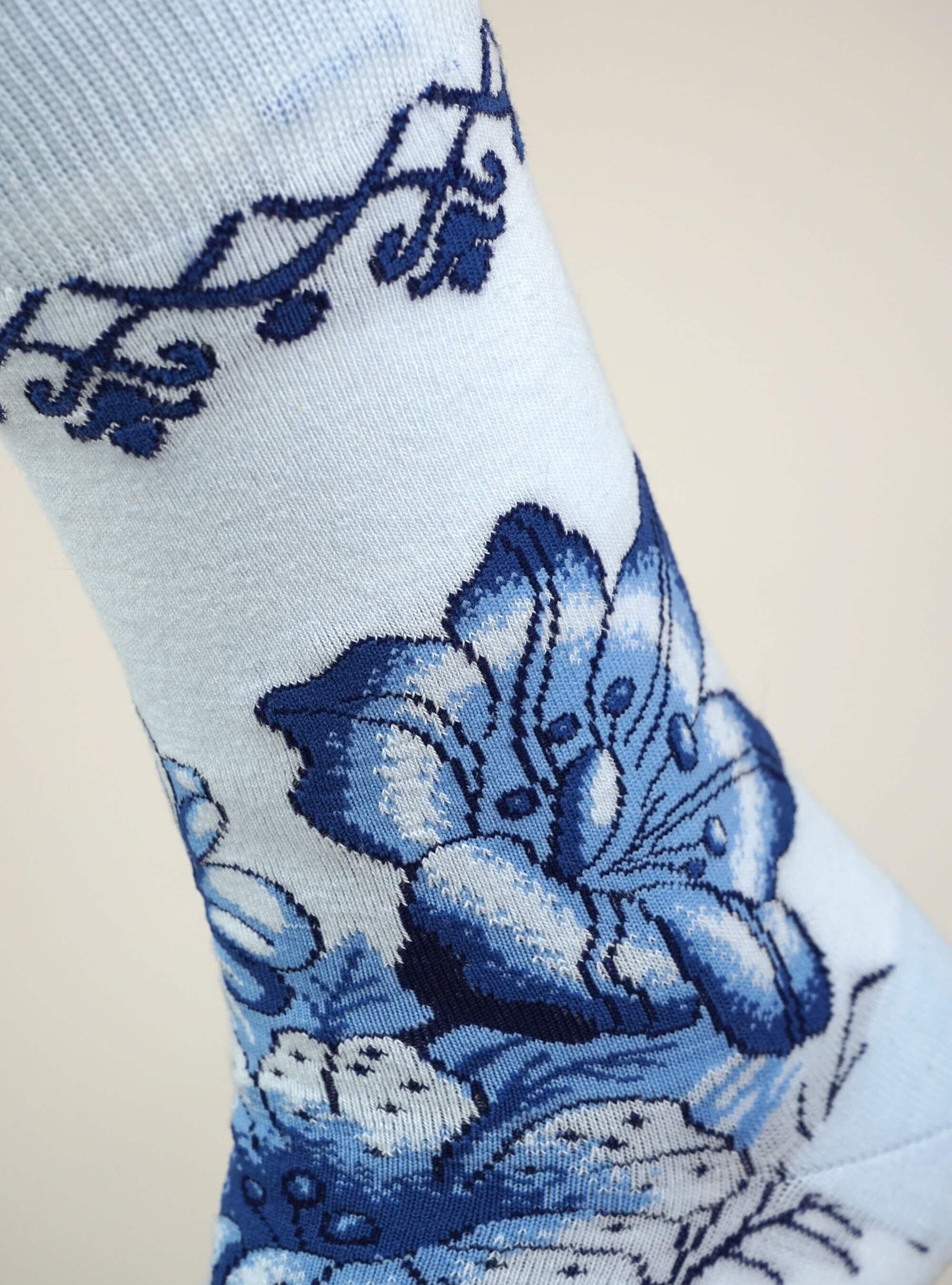 Opgerolde Delfts Blauw Bloemen sokken met verfijnde details van het ontwerp, geïnspireerd op Nederlands porselein.